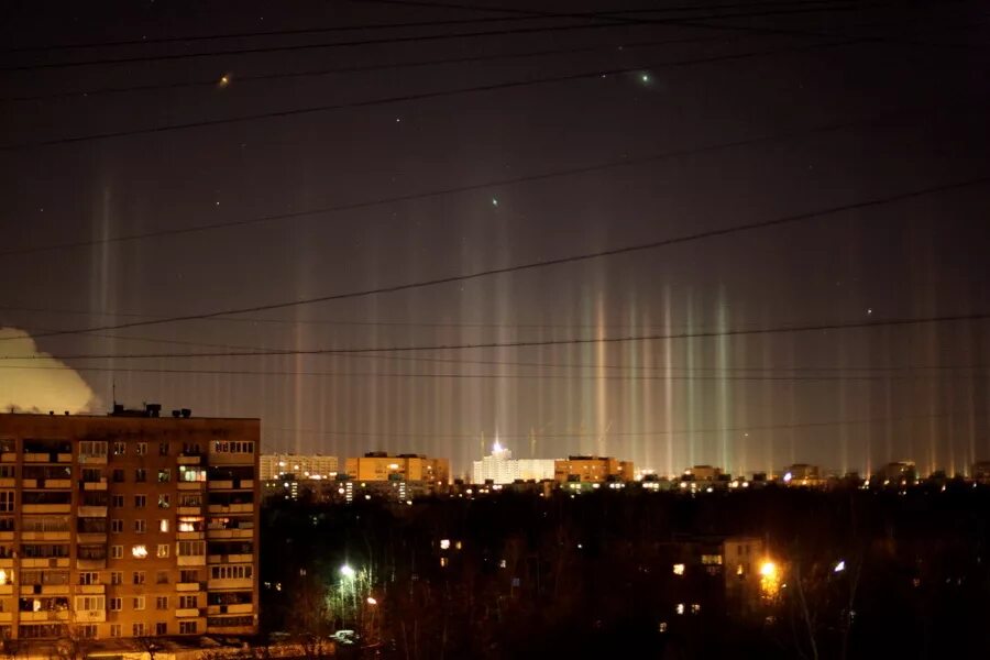 Свет над городом. Световые столбы в небе Москва. Световые столбы в небе Белгород. Гало световые столбы. Световые столбы над Москвой.