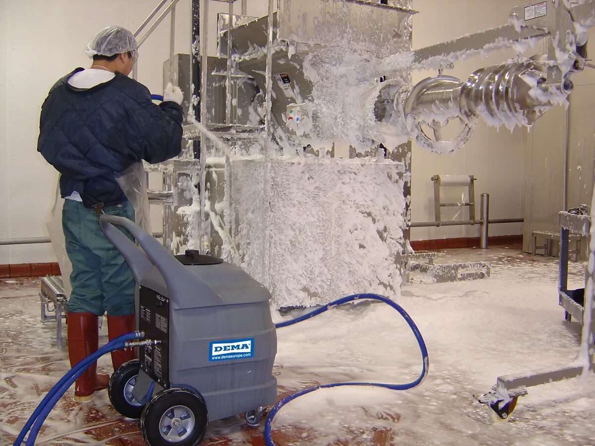 Дезинфекция свинарника. Очистка инвентаря. Очистка инвентаря. Очистка сухим льдом криогенный бластинг. Мойка промышленных помещений.