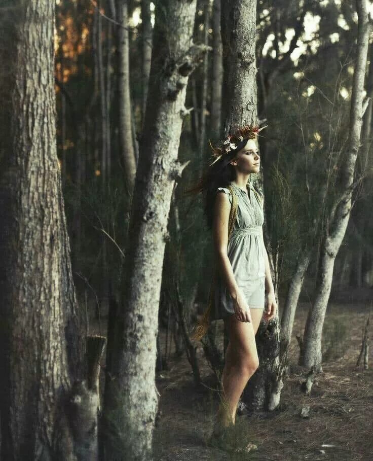 Фотосессии в стиле фэнтези. Истории девушек в лесу. Девушка в лесу. Фотосессия в лесу. Волчица и девушка.