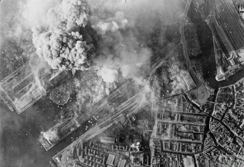 Москву бомбят. Бомбардировка Ленинграда 1941. Бомбардировка города 1941-1945. Бомбардировки Москвы в 1941 году. Немецкие самолеты бомбят блокадный Ленинград.