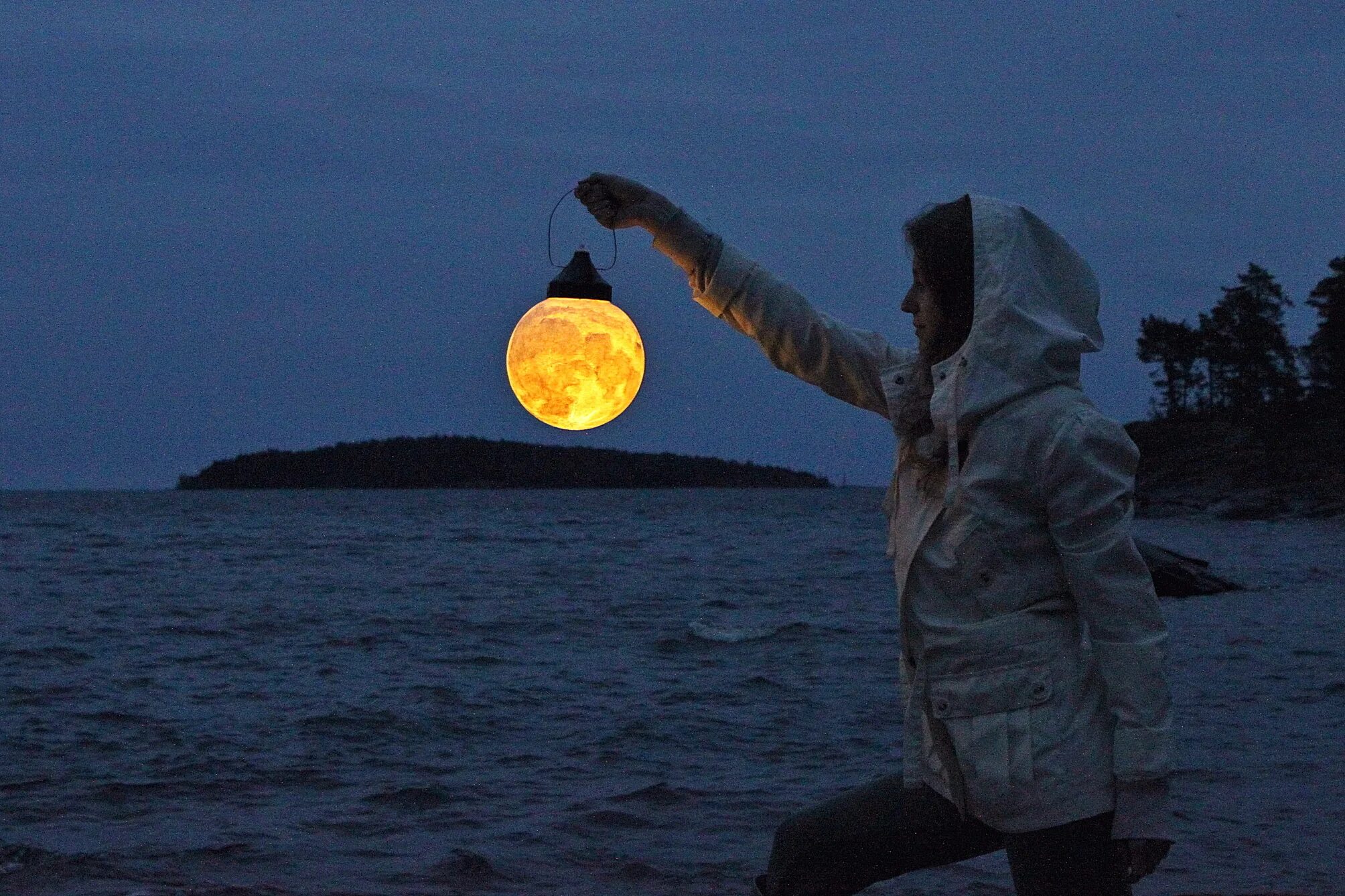 Фонарь moon. Фонарь Луна. Лунный фонарик. Лампа в виде Луны. Фонарь в виде Луны.