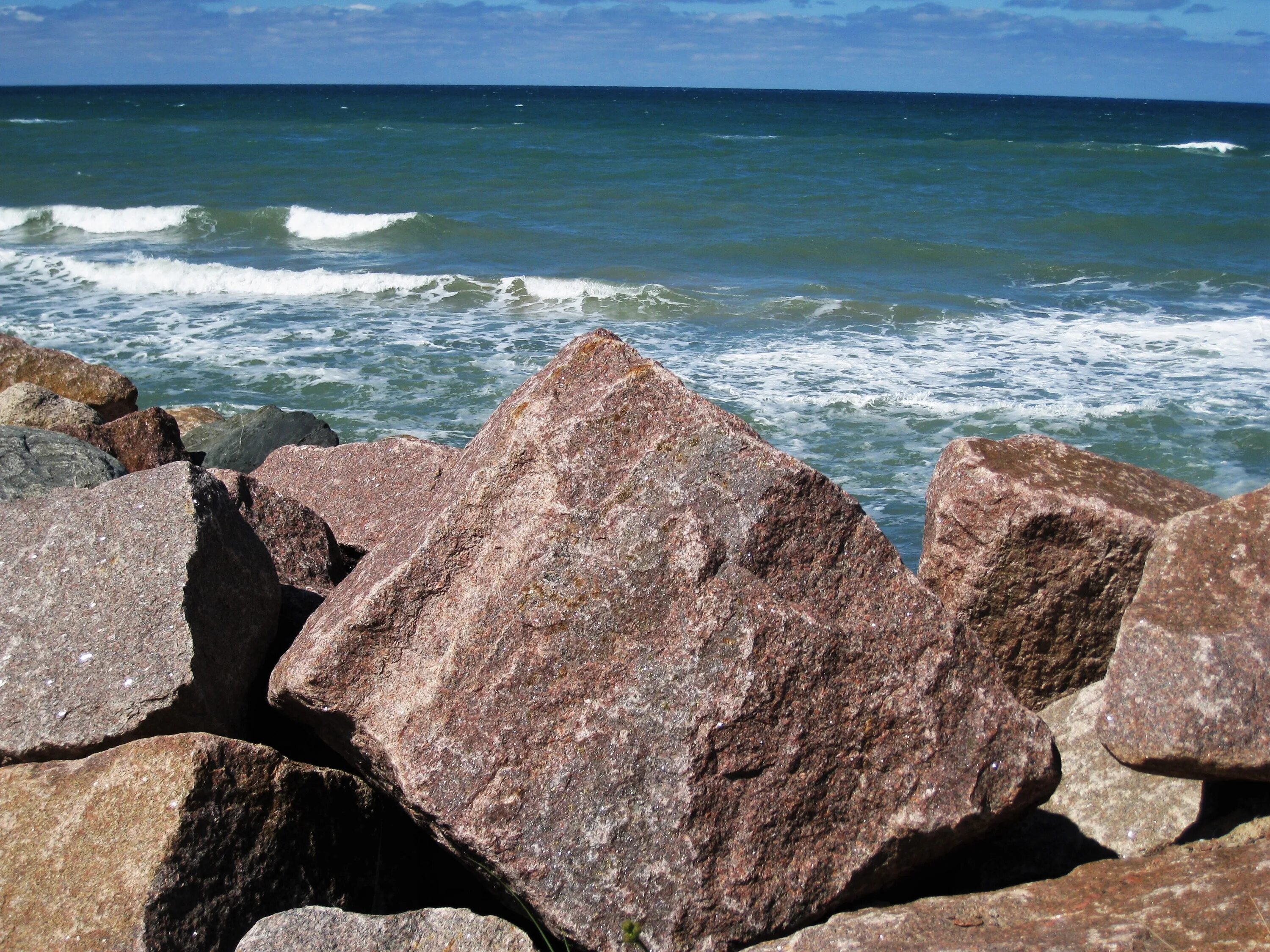 Stone photo. Каменный берег Чебаркуль. Валуны на берегу моря. Море камни. Прибрежные камни.