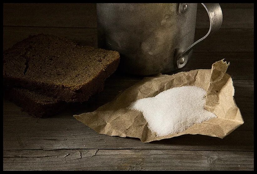 Хлеб сахар вода. Кусок хлеба на столе. Хлеб с сахаром. Хлеб и вода. Хлеб соль.