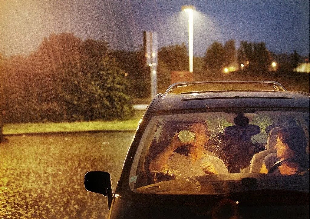 Хорошо в машине в дождь. Кристоф Жакро фотограф. Машина под дождем. Машина дождь. В машине через лобовое.