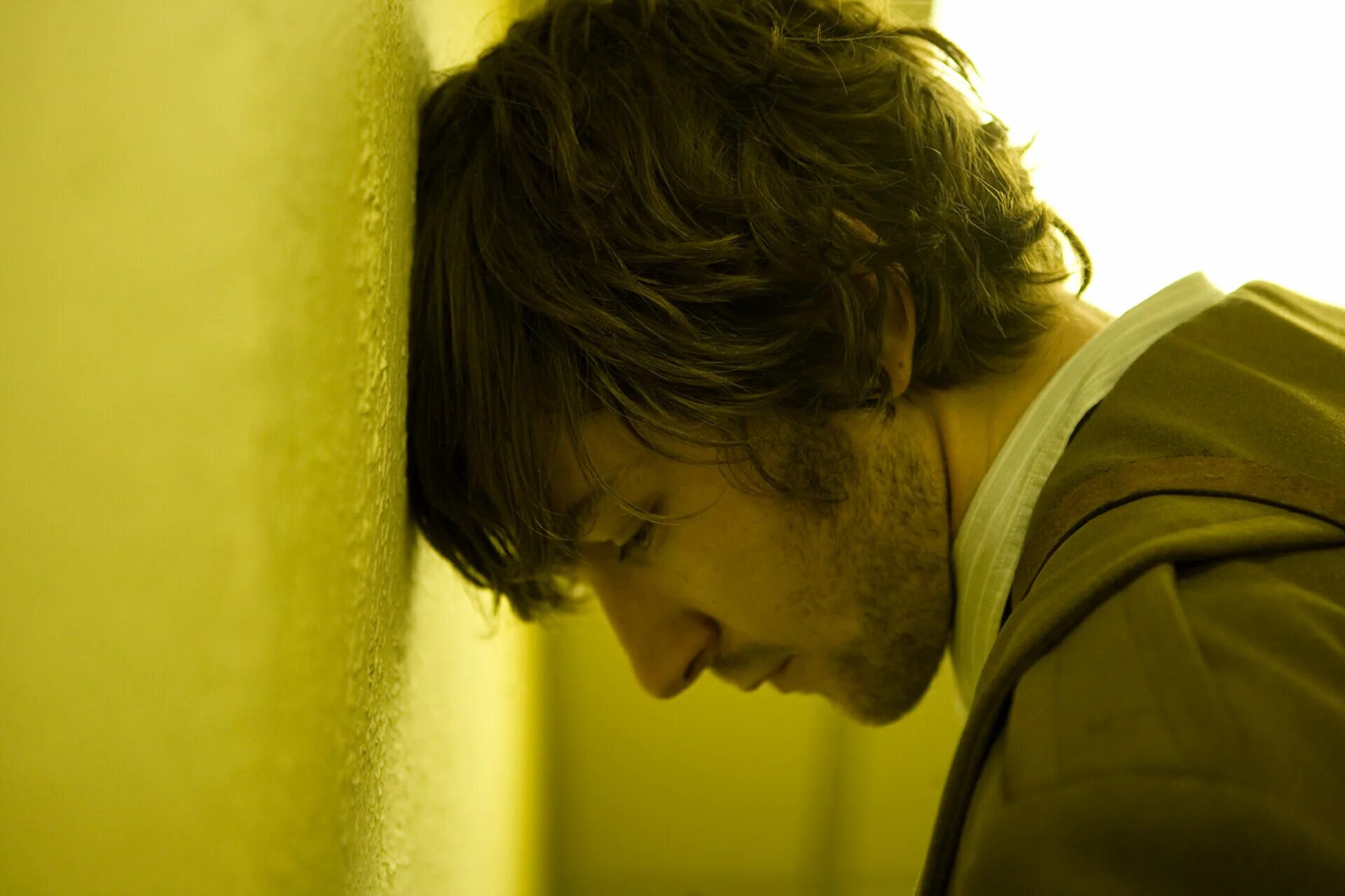 комната с разбросанными вещами. а. неубранные. неубранные. фернандо тиельве.