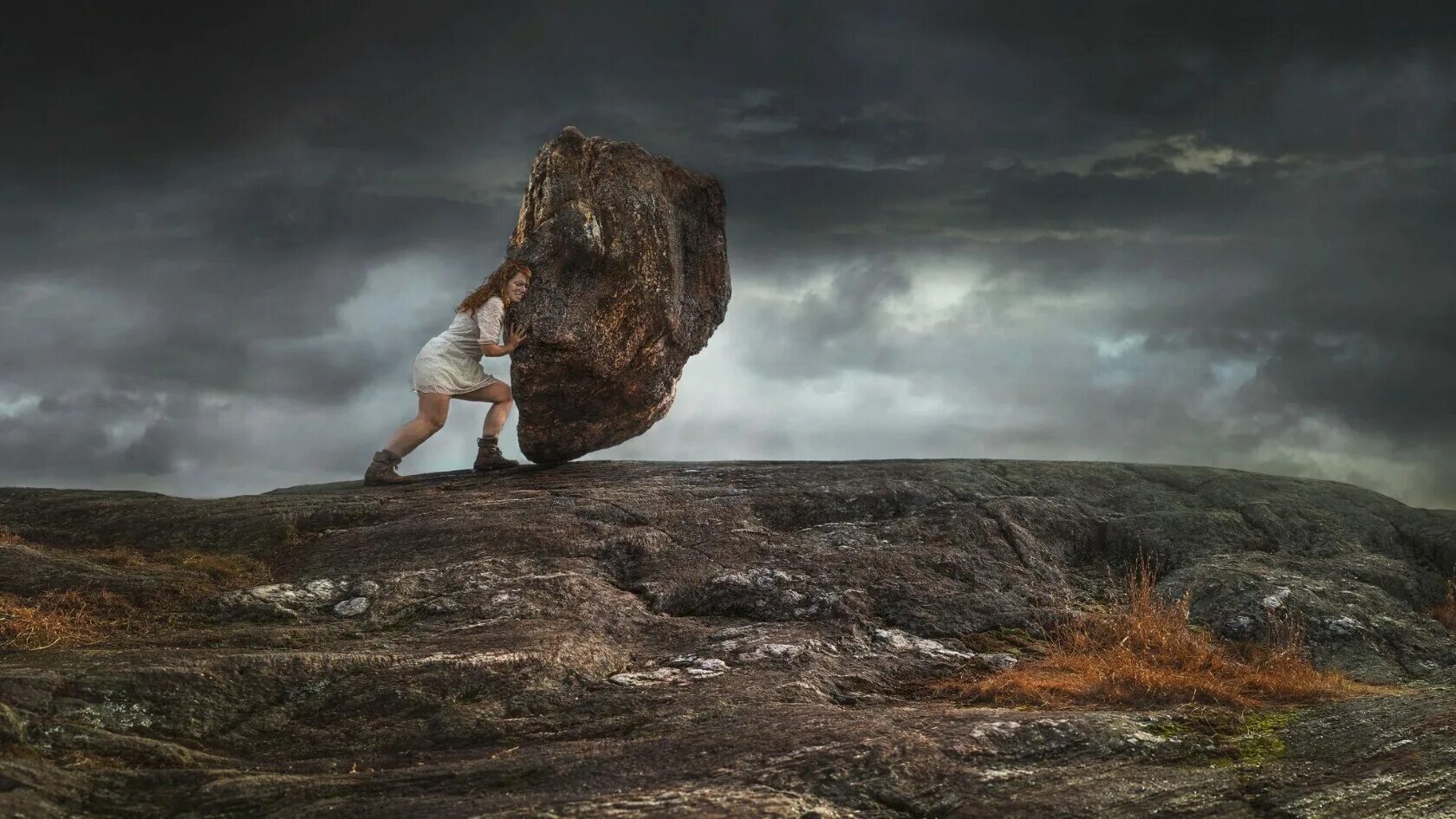 Камень на горе. Огромный булыжник и человек. Падающие камни. Человек и огромный камень. Забытые скалы