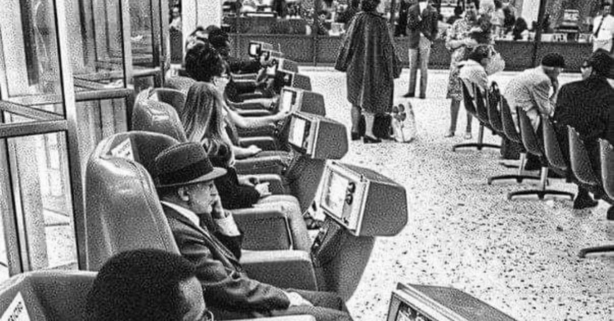 Зал ожидания на автобусной станции. Лос-Анджелес, 1969 год.. Ретро зал ожидания. Зал ожидания с телевизором. Футуристический зал ожидания 1969г.