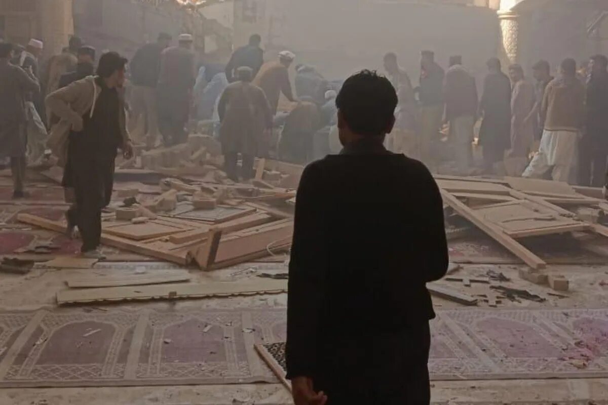 Люди в мечети. Террористического акта в городе Пешавар в Пакистане.