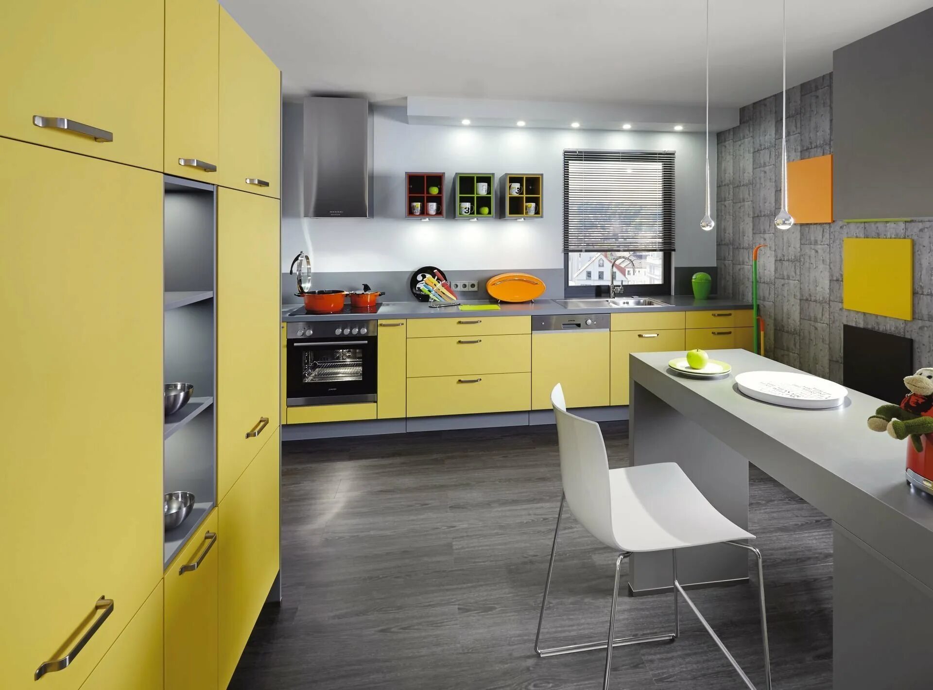 Почему серо желтая. Желто серая кухня. Желтые кухни. Кухня в желтом цвете. Желтая кухня в интерьере.