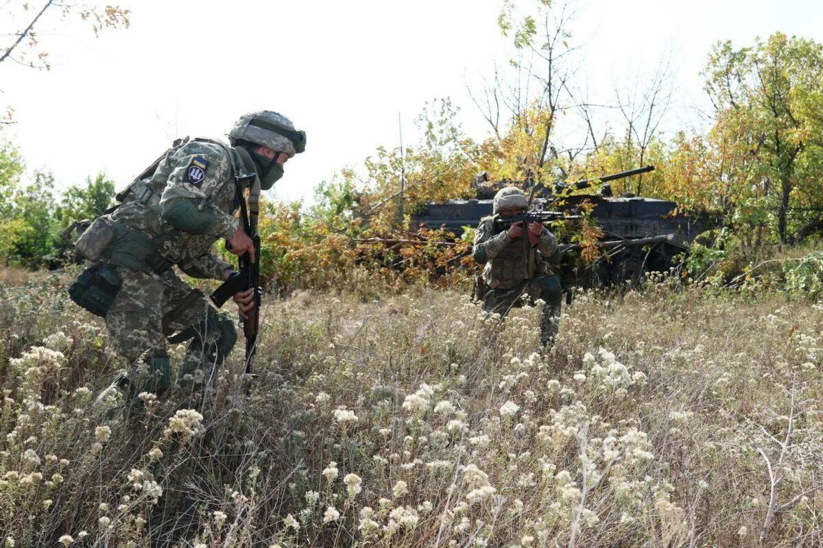 На украине ловят. ВСУ Украина учения. Учения ВСУ солдат. Украинские солдаты бегут. Солдаты ВСУ бегут на учениях.