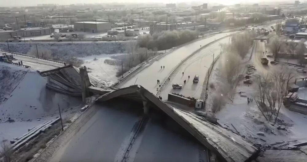 Видео обрушения моста. Мост на Терешковой Оренбург. В Оренбурге упал мост на Терешковой. Обрушение моста в Оренбурге.