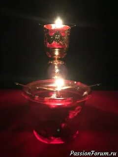 Ярко лампада горит