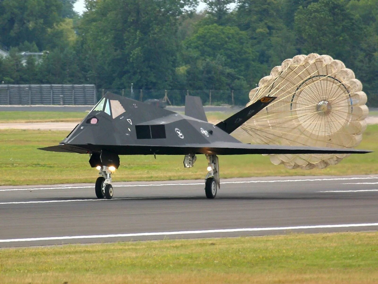 Истребитель стелс. Ф 117 стелс. Самолет ф117 стелс. F-117 Nighthawk. Стелс самолет невидимка.