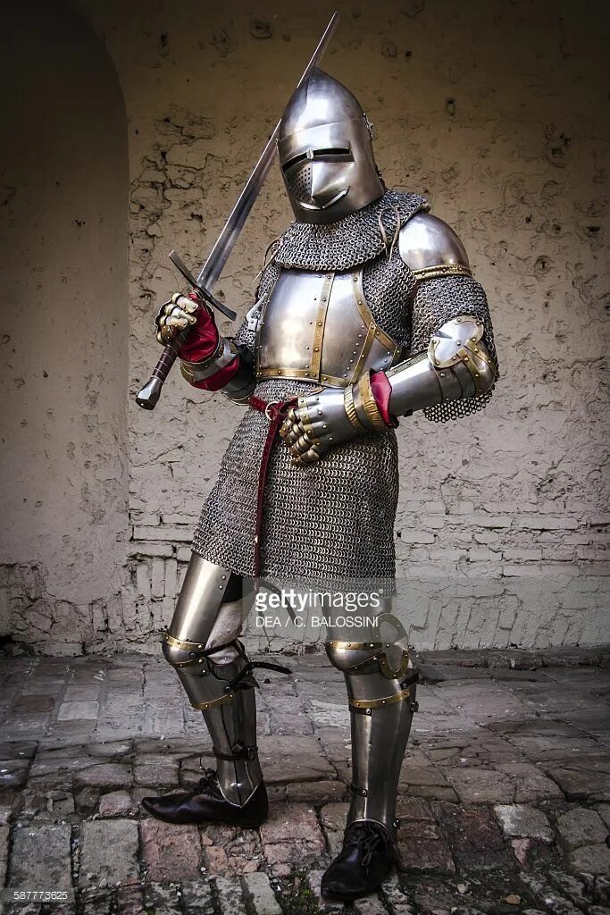 Кристофер нолан темный рыцарь. Рыцарь xiv 14 века. Фильм где персонаж молится. Европейский доспех 15 века. Бэтмен темный рыцарь кристофера нолана.