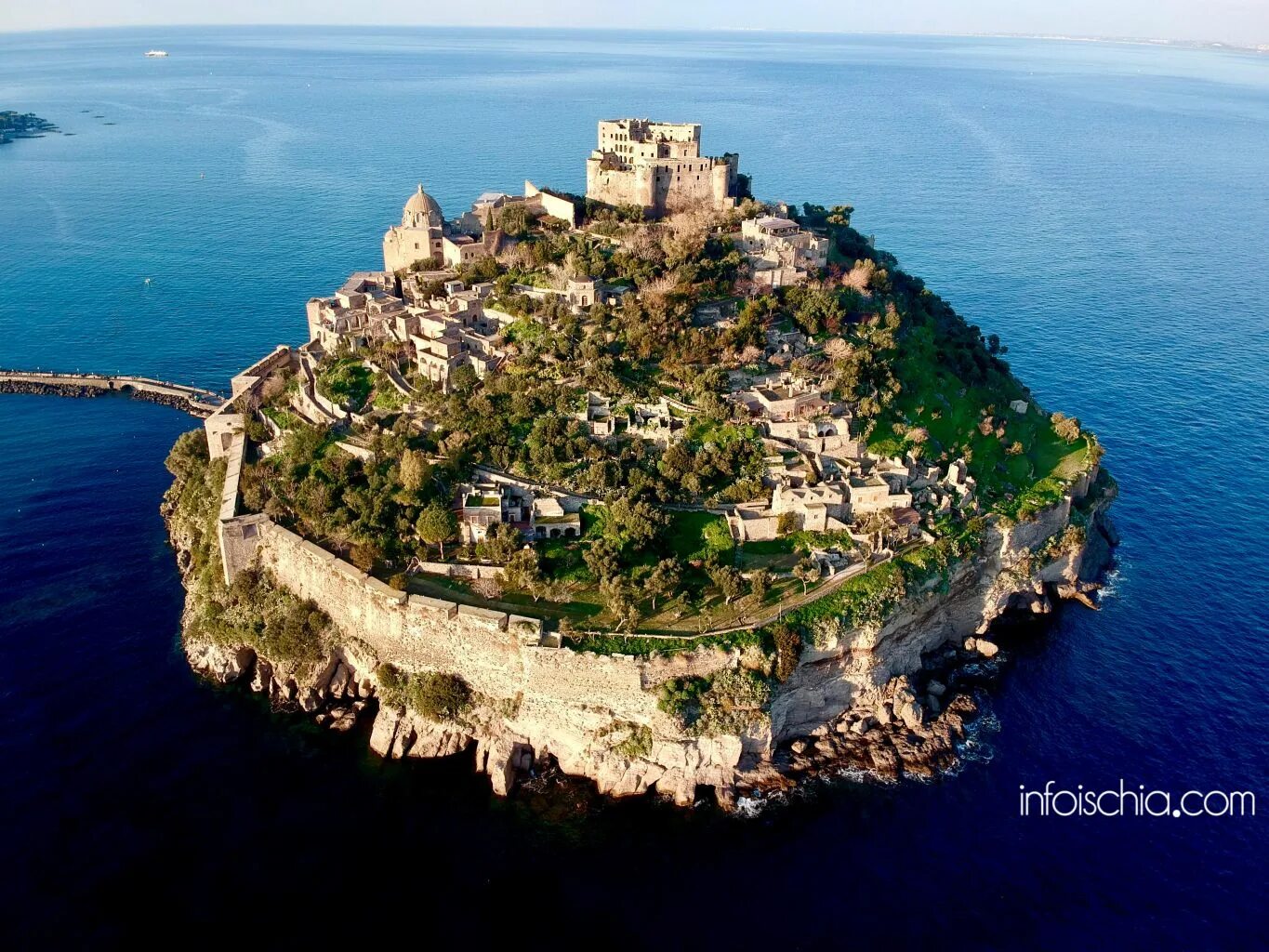 Большой итальянский остров. Арагонский замок остров Искья. Арагонский замок, Искья, Италия. Кастелло Арагонский остров. Прочида Арагонский замок.