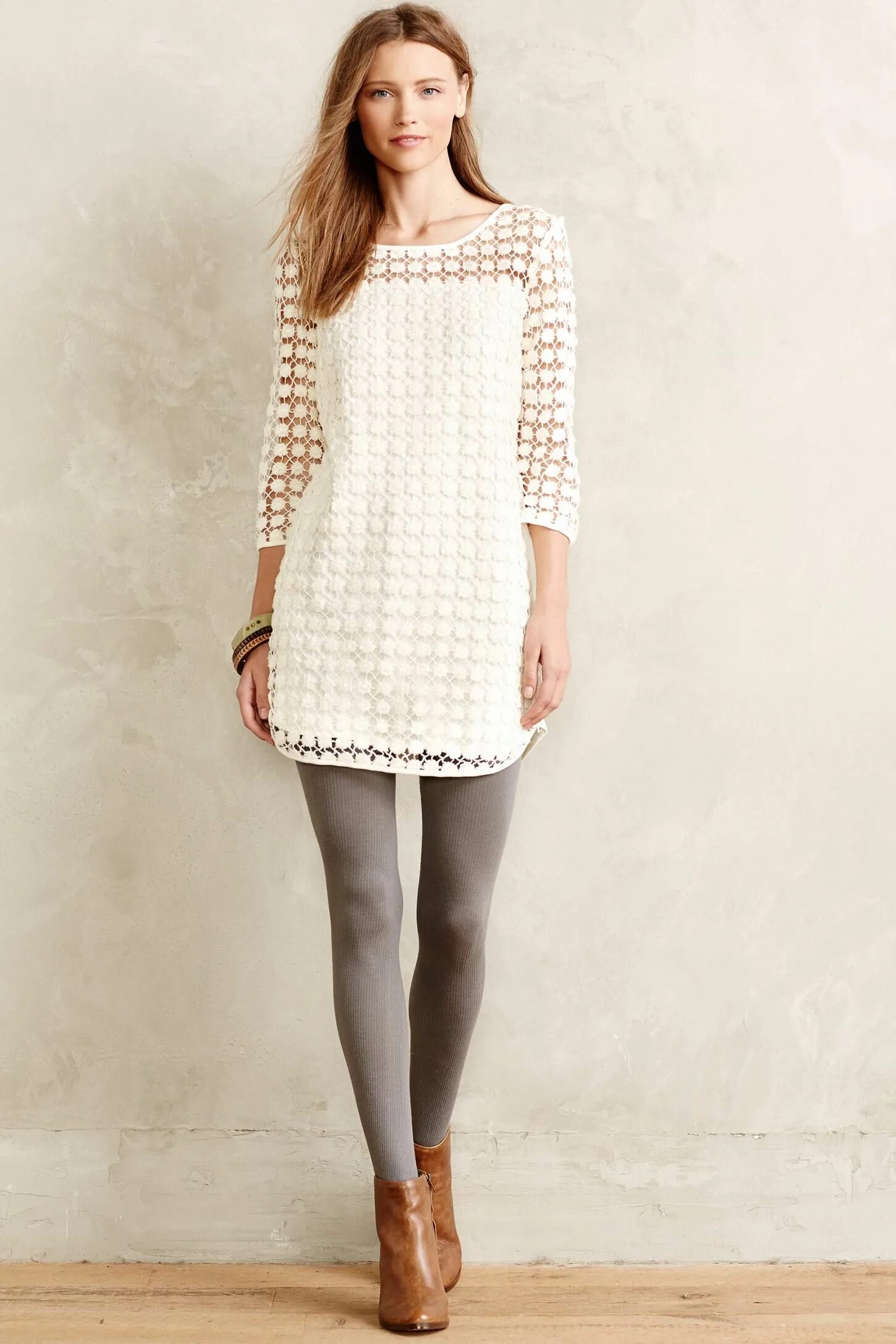 С какими колготками носить белое платье. Белое платье с черными колготками. Колготки к бежевому платью. С какими колготками носить белое платье. С какими колготками носить белое платье.