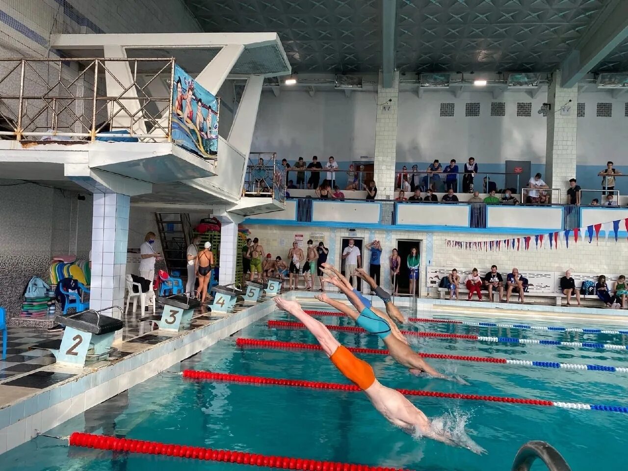 Embassy gardens london бассейн. Летающий бассейн. Летающий бассейн. Футболист над бассейном со змеями 2008. Парящий бассейн в лондоне.