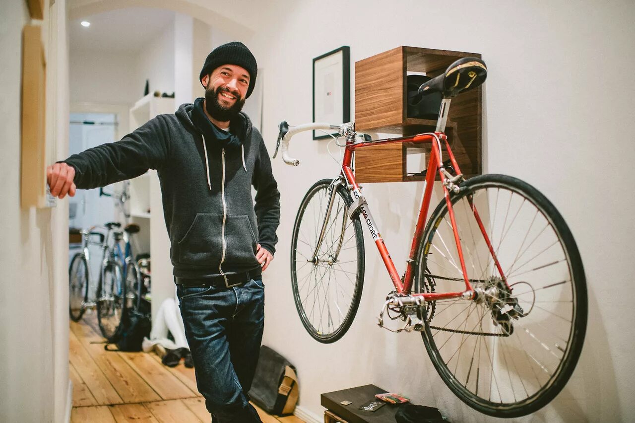 Выкаченный велосипед. Велосипед в квартире. Велосипед на стене. Хранение велосипеда в квартире. Велосипед в коридоре.