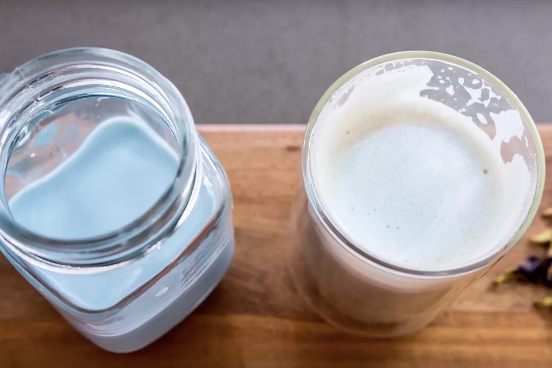 Почему молоко голубое. Молоко с голубоватым оттенком. Молоко с синеватым оттенком. Пороки цвета молока. Грудное молоко.