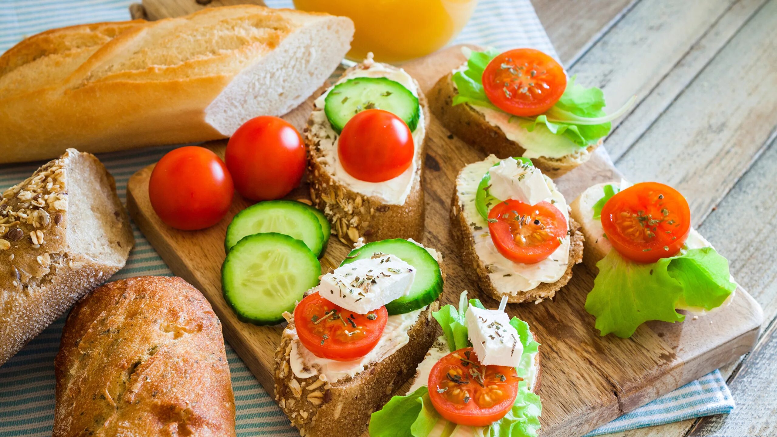 Вкусные бутерброды хлеб. Правильный бутерброд. Красивые бутерброды. Крок месье французская кухня. Бутеры со шпротами и помидорами.