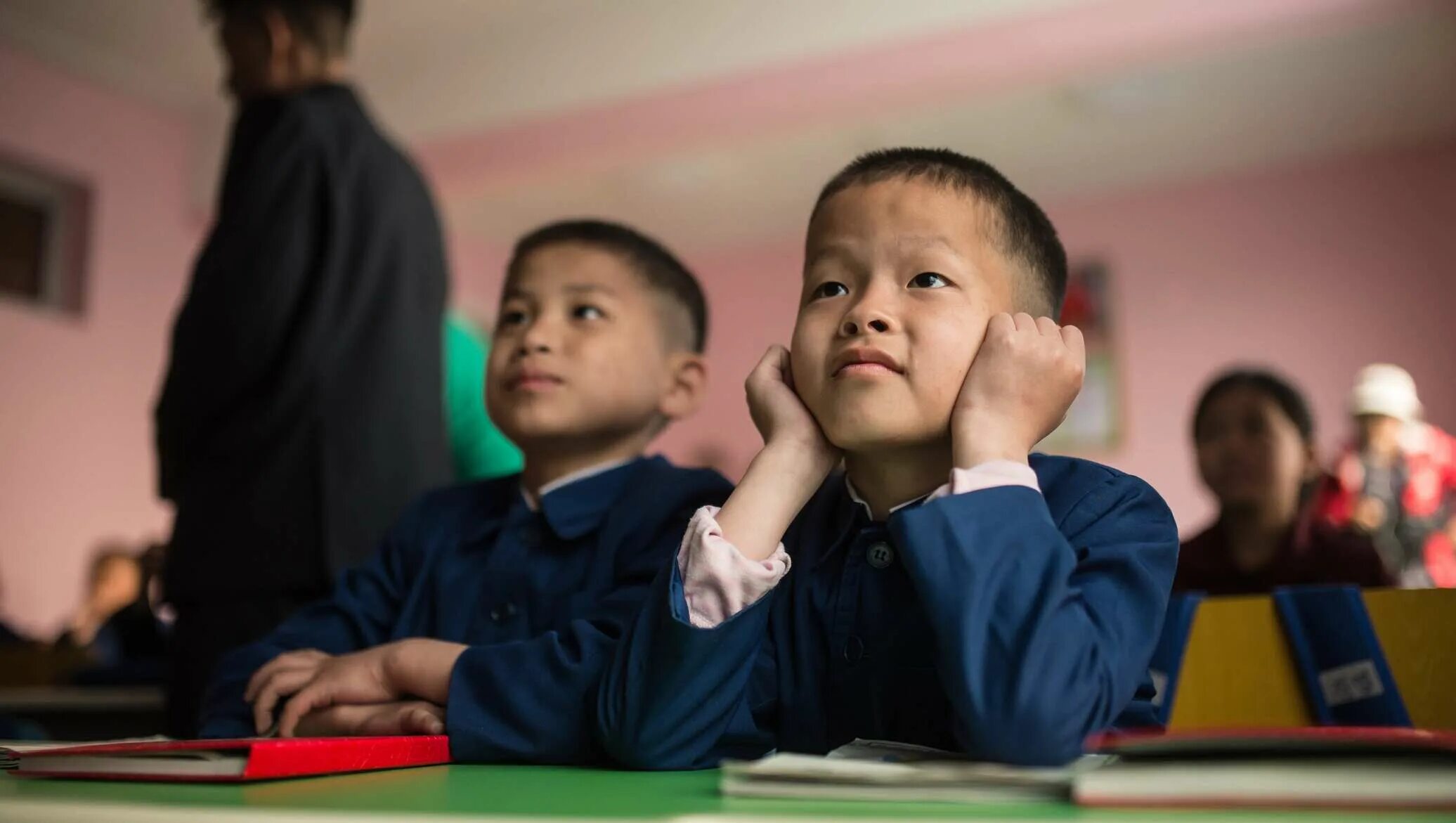 Ребенок азиатской внешности. Казахстан дети в школе. Летние каникулы в казахстане. Казахский мальчик. Школьники казахстана.