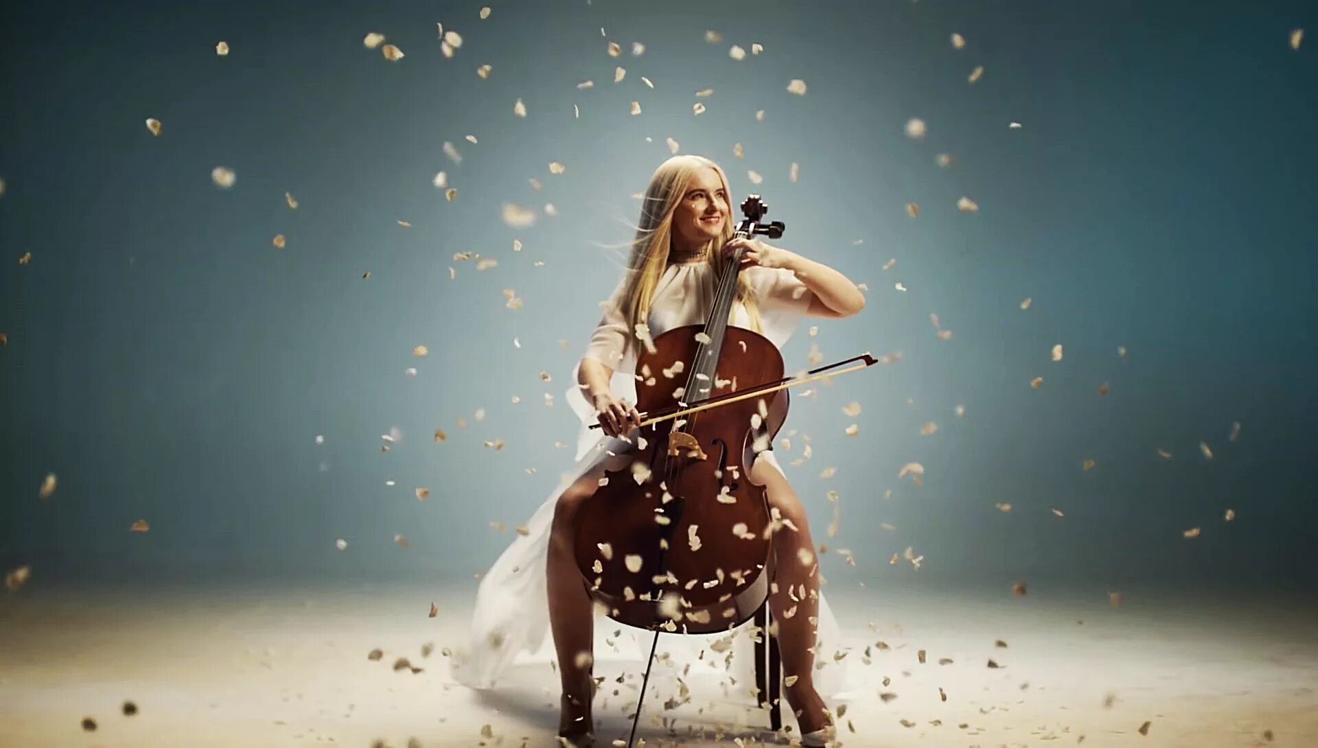 Солистка clean Bandit. Clean Bandit tears. Louisa Johnson tears. Clean Bandit Symphony Live Capital.