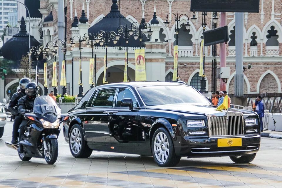 Добавить в кортеж. Роллс ройс президента. машина президента роллс ройс. кортеж роллс ройс. кортеж роллс ройс москва.