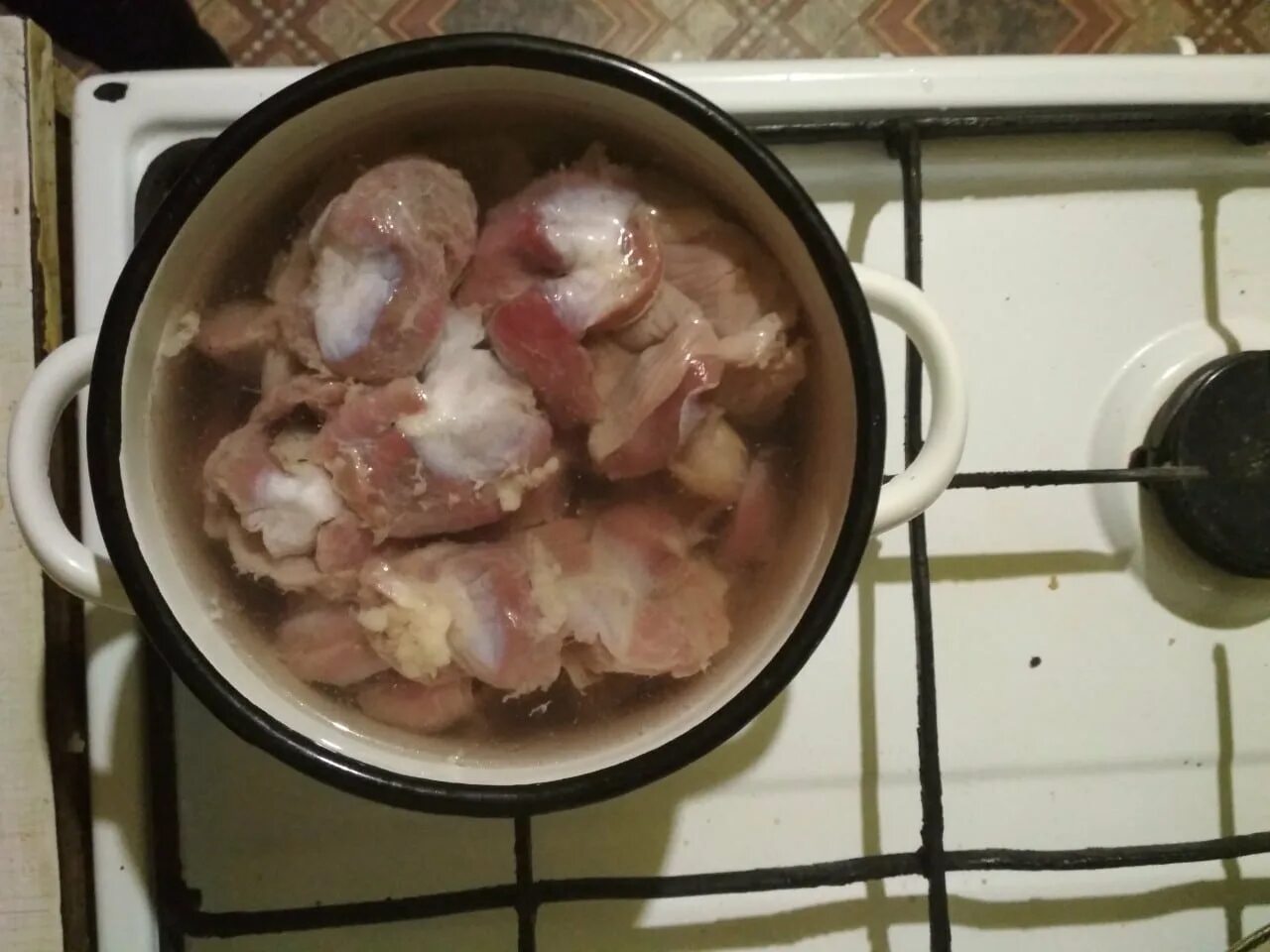 Как варить желудки. Вареные куриные желудки. отварить куриные желудки. куриные желудки варятся. варка куриных желудков.