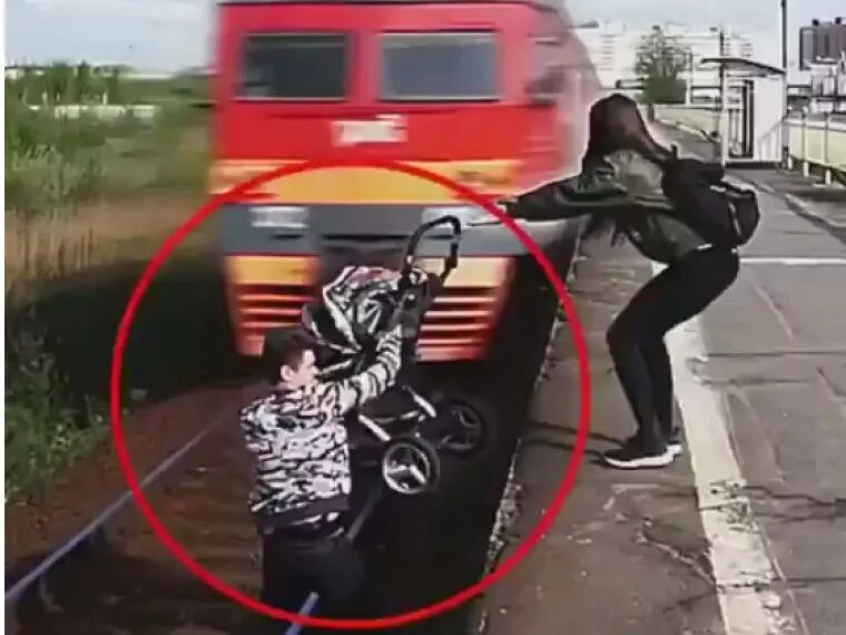 Парень спас умирающего. Парень спас умирающего. Погибший в московском метро. Парень спас умирающего. Мужик прыгнул под поезд в москве.