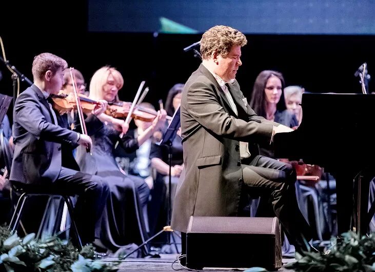 Музыкальные профессии композитор. Музыкант исполняющий произведение. Музыкант исполняющий произведение. Оркестр чудаков. Прима инструмент или голос ведущую партию.