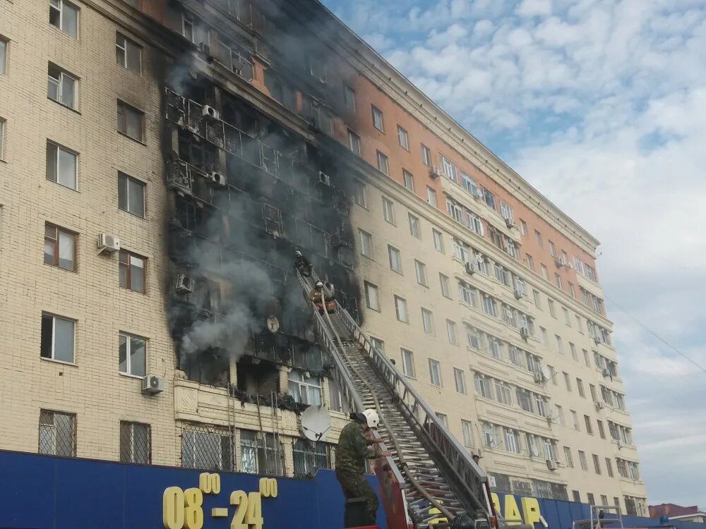 Пожар многоэтажек. Алматы пожар в многоэтажке. Пожар многоэтажек обшитых. Горит облицовка здания. Сгорела многоэтажка в твери