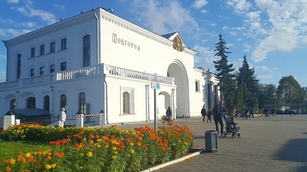 Станция великий новгород. Великий новгород железнойвокзал. вокзал великий новгород новый. великий новгород вокзал красивый. новогодний вокзал великий новгород.
