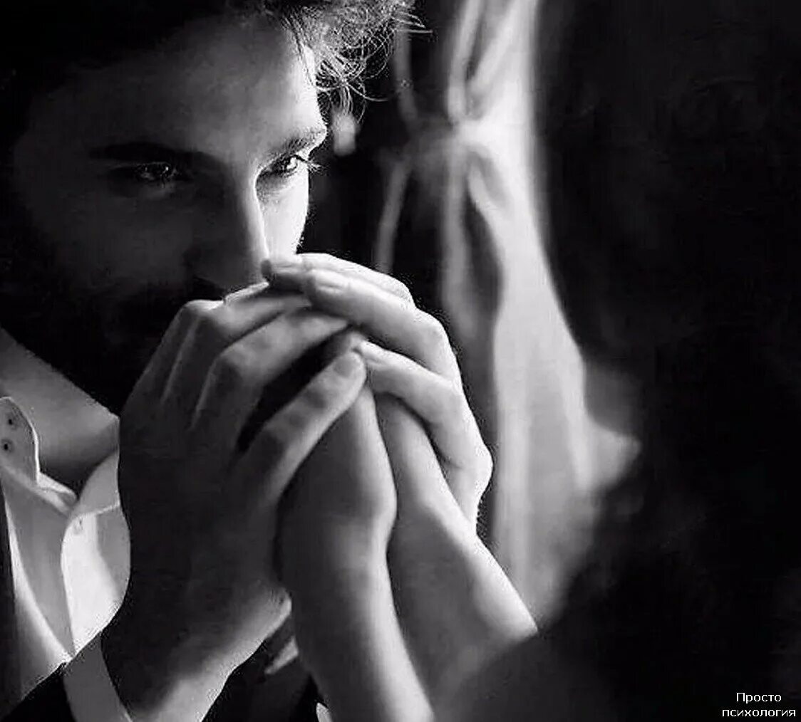 Сон мужчина целует руку. Мужчина скучает по женщине. Скучаю мужчине. Целует руку. Влюбленные глаза мужчины.