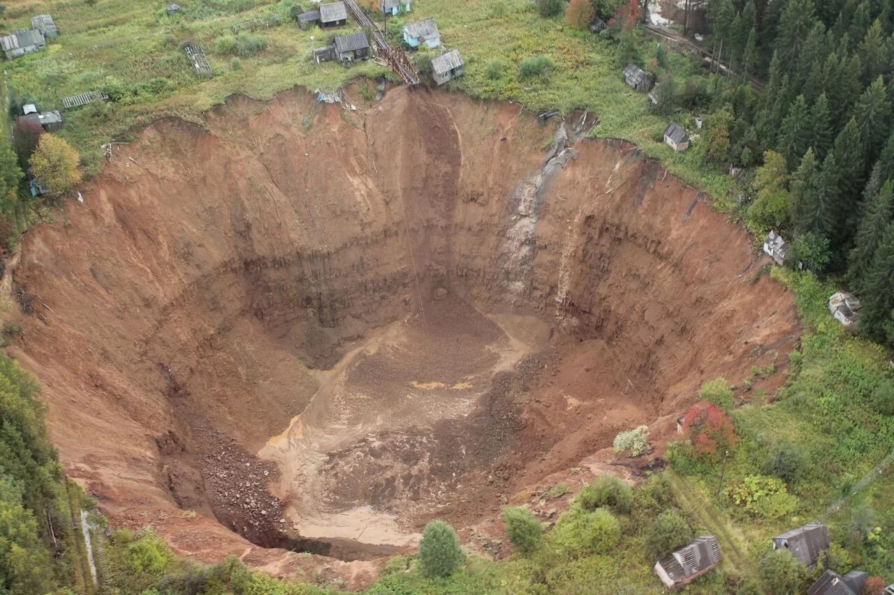 Глубокая воронка. Карстовая воронка в Гватемале 2010г. Карстовая воронка в Гватемале 2010г сейчас. Карстовая воронка Пермский край. Карстовая воронка в Соликамске.