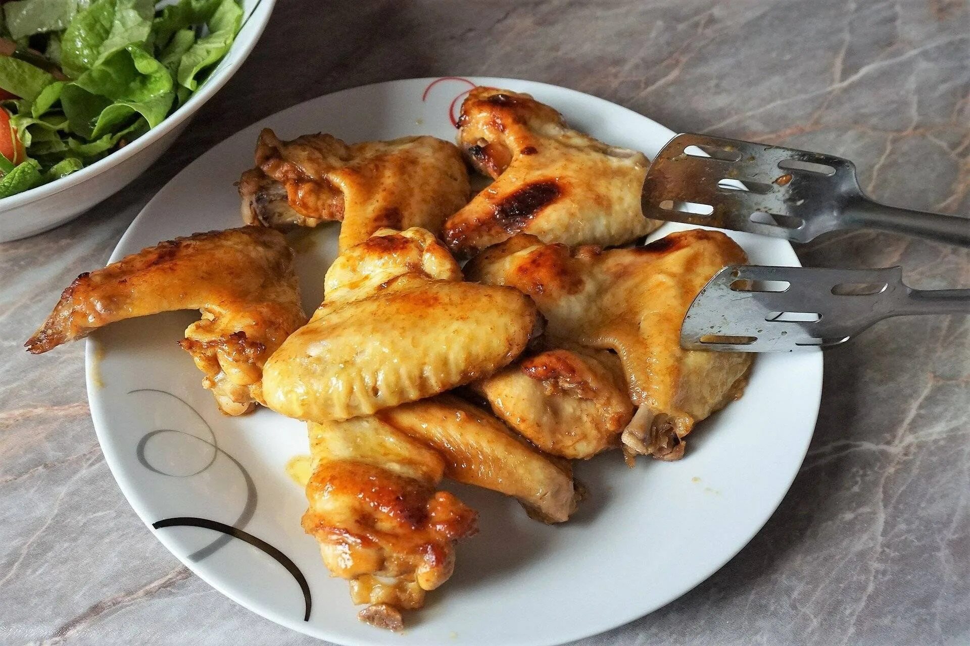 Крылышки с овощами. Картофель батата харра. Мясо в духовке. Куриные крылышки в духовке. Курица в духовке.