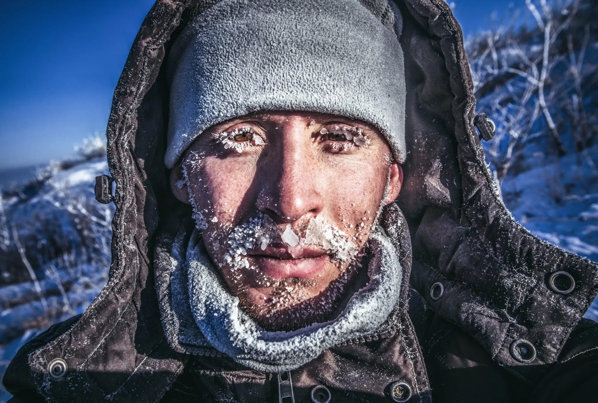 Замерзшее лицо. Фотосессия в листвянке зимой. Туристы на байкале. Замерзший полярник. Турист замерз.