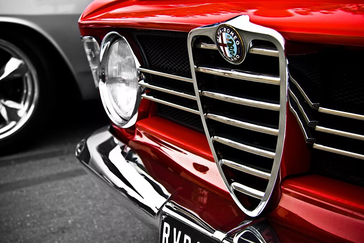 Красный значок автомобиля. Alfa Romeo обои. Alfa Romeo ретро. Авто крупным планом. Марка автомобиля черное с красным.