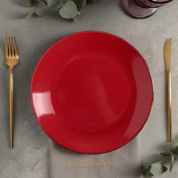 Красная тарелка. Красные тарелки для сервировки. Плоская красная тарелка. Красная керамическая тарелка. Тарелки красного цвета
