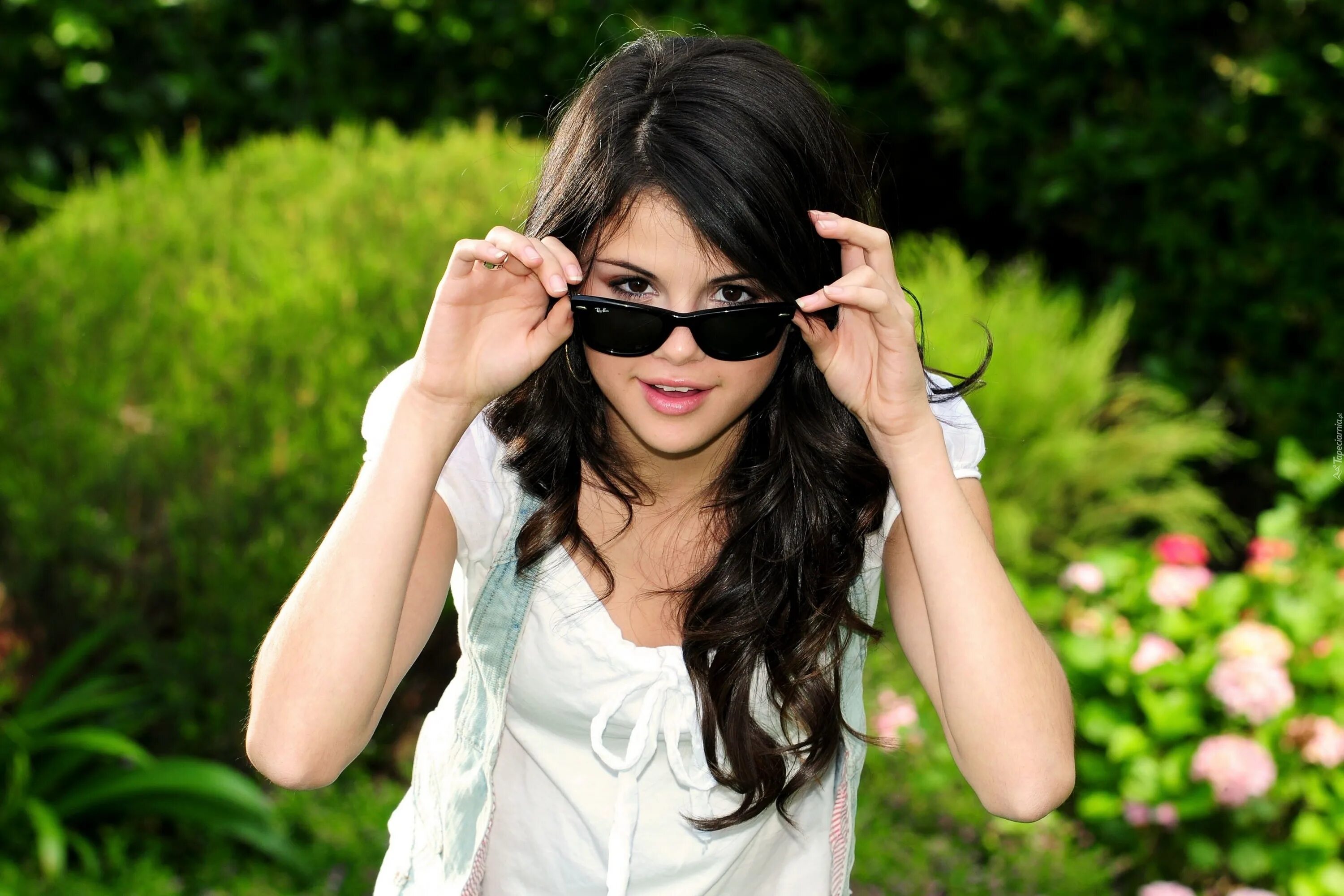 Selena Gomez в очках. Крошка брюнетка