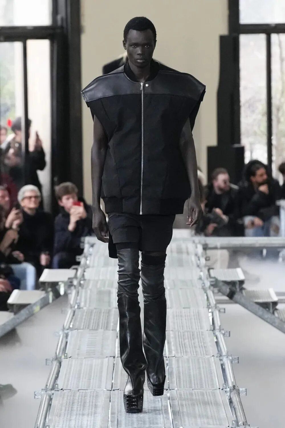 Рик оуэнс показ 2022. Rick owens показ 2020. Рик оуэнс показ 2023. Rick owens fw22 jacket. Рик оуэнс скандальный показ.