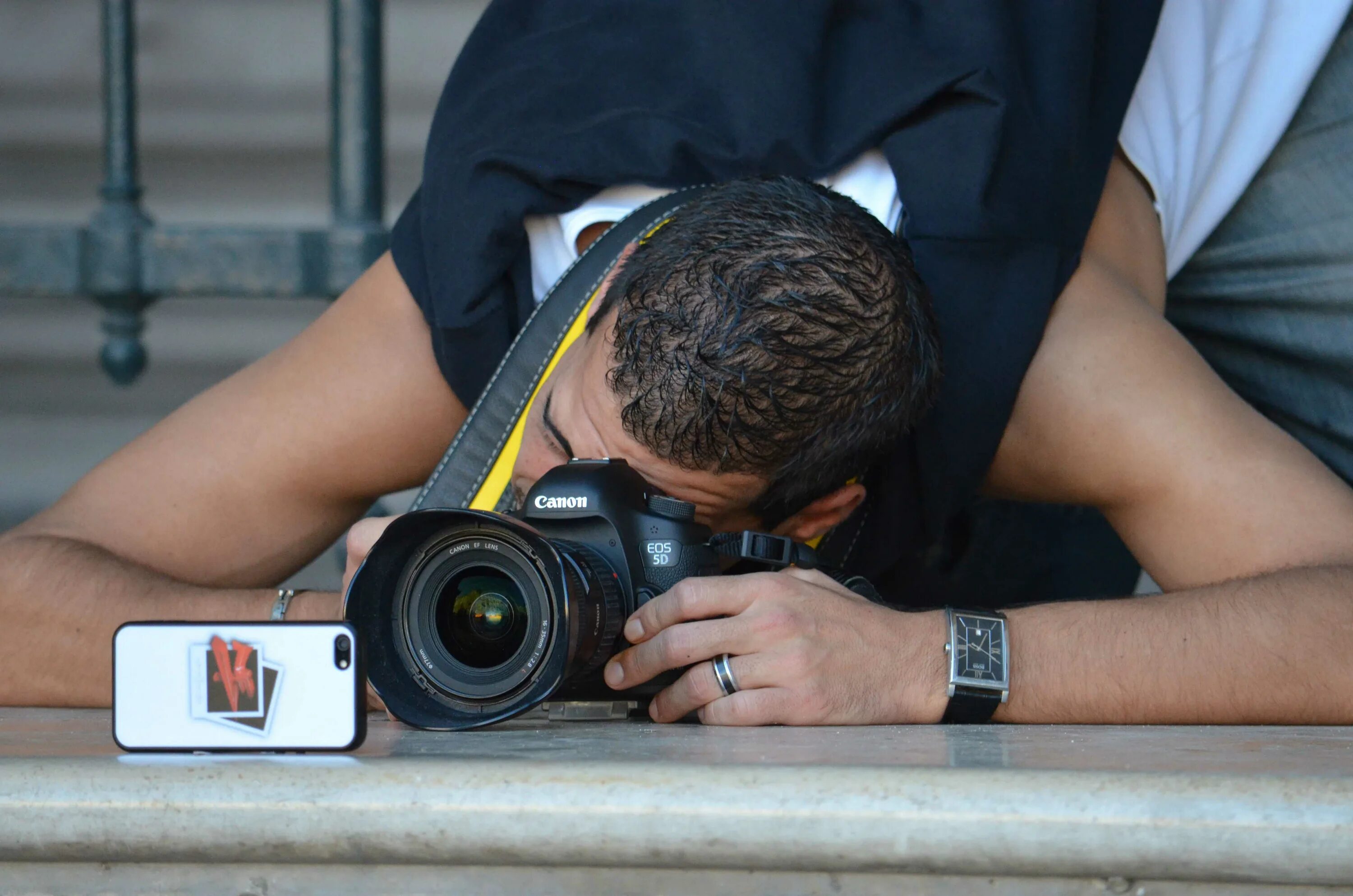 Spying. Сергей Гунеев фотокорреспондент. Фотограф за работой. Фотограф ищет ракурс. Профессиональный фотограф за работой.