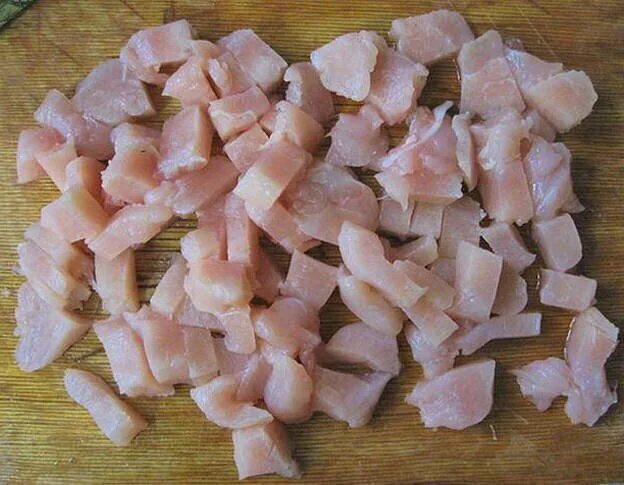 Куриная грудка кусочками. Куриная грудка порезанная на кусочки. Нарезанная куриная грудка. Филе нарезать брусочками. Курица порезанная на кусочки.