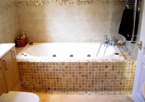 Как сделать красиво ванную плиткой фото Idea for a bath room. I like the tiled in tub with wood flooring. Bathroom looks