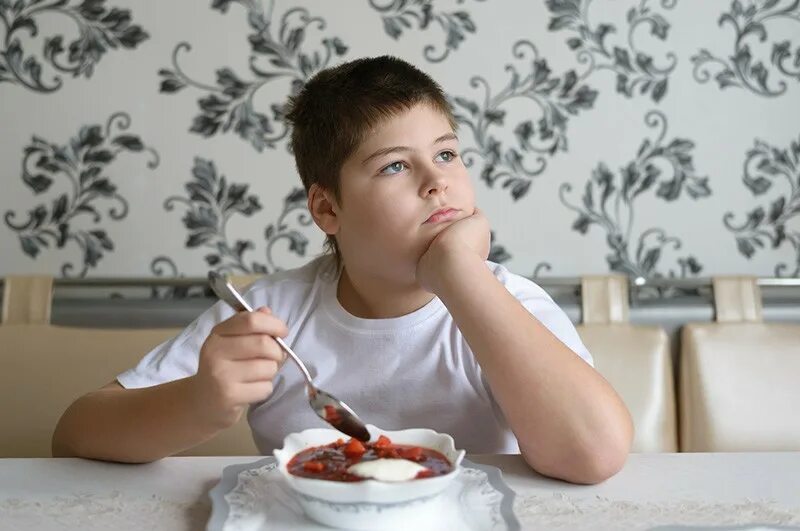 Мальчик на кухне за столом. Мальчик сидит на кухне. Подросток за столом завтрак. Мальчик за кухонным столом.