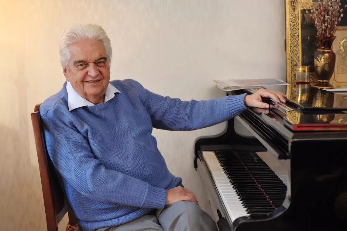 Слова песни крылатые качели. Крылатые качели. Крылатов качели. Пластинка крылатые качели. Крылатые качели.