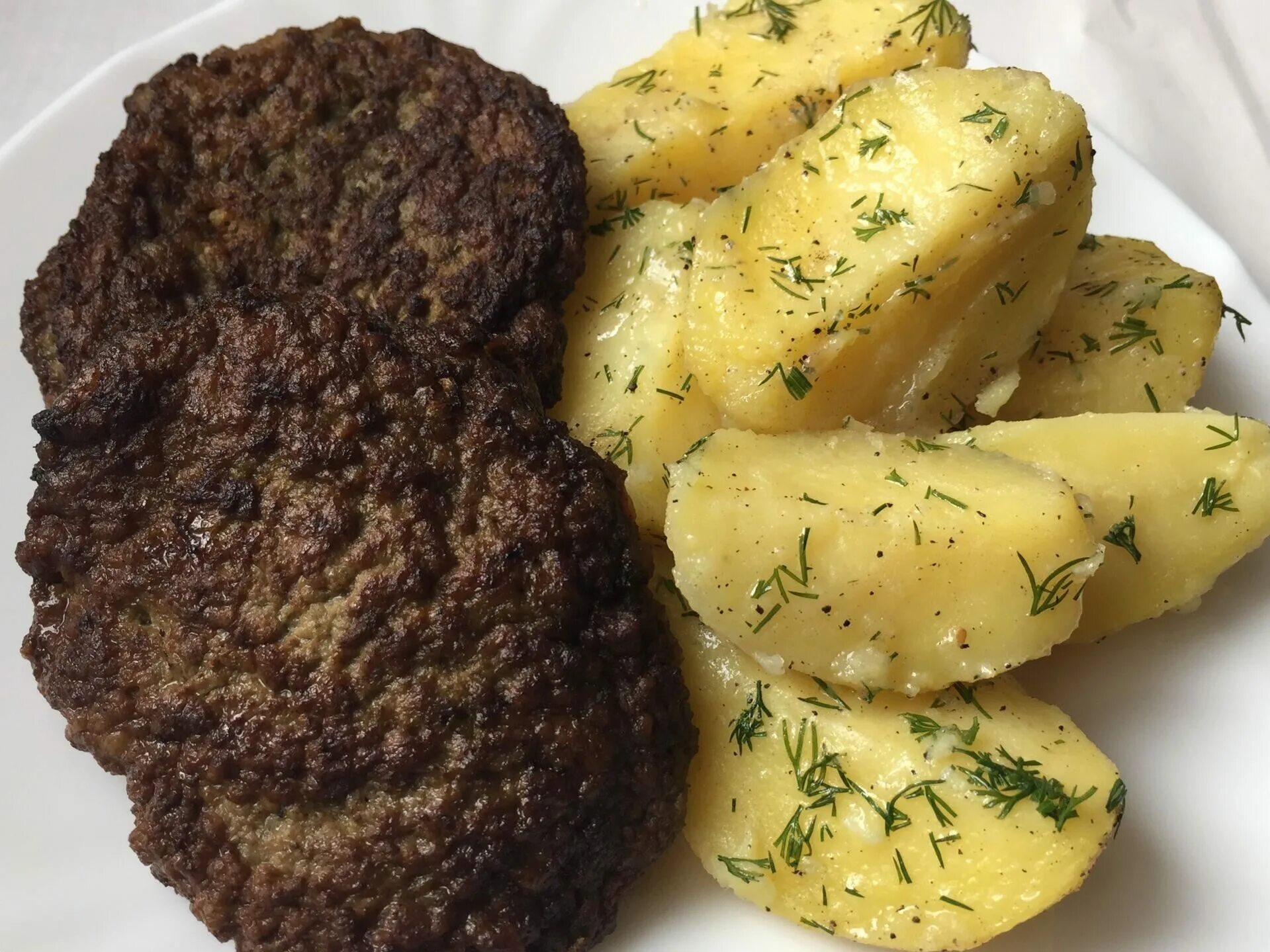 печёночно-картофельные котлеты. картофельно печеночная. котлеты из печени с картошкой. картошка тушеная с куриной печенью. картофельно печеночная.