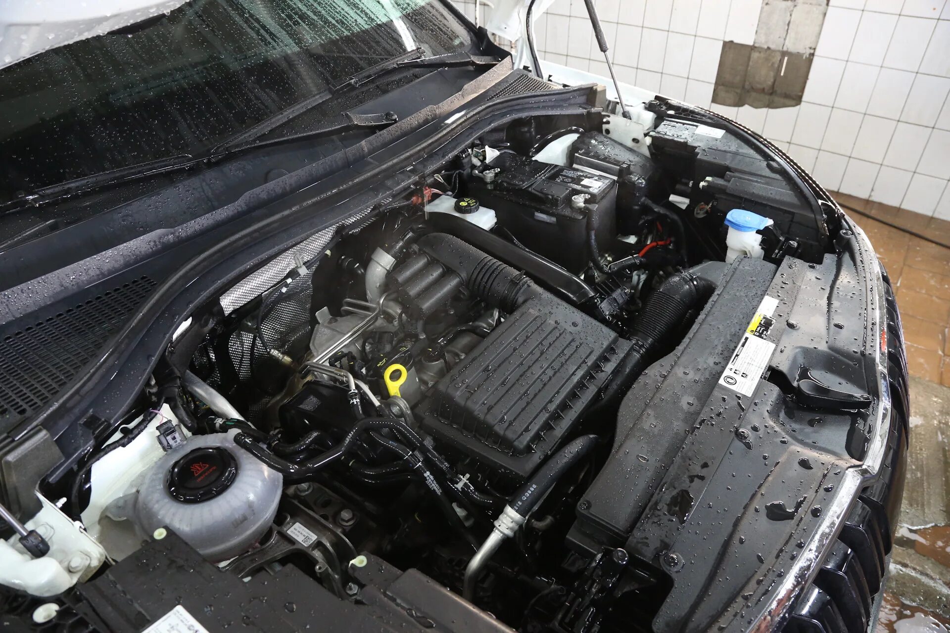 Skoda kodiaq двигатель. Шкода кодиак подкапотное пространство. под капотом шкода кодиак 1.4. подкапотное пространство kodiaq 1.4. kodiaq 1.4 tsi подкапотное пространство.