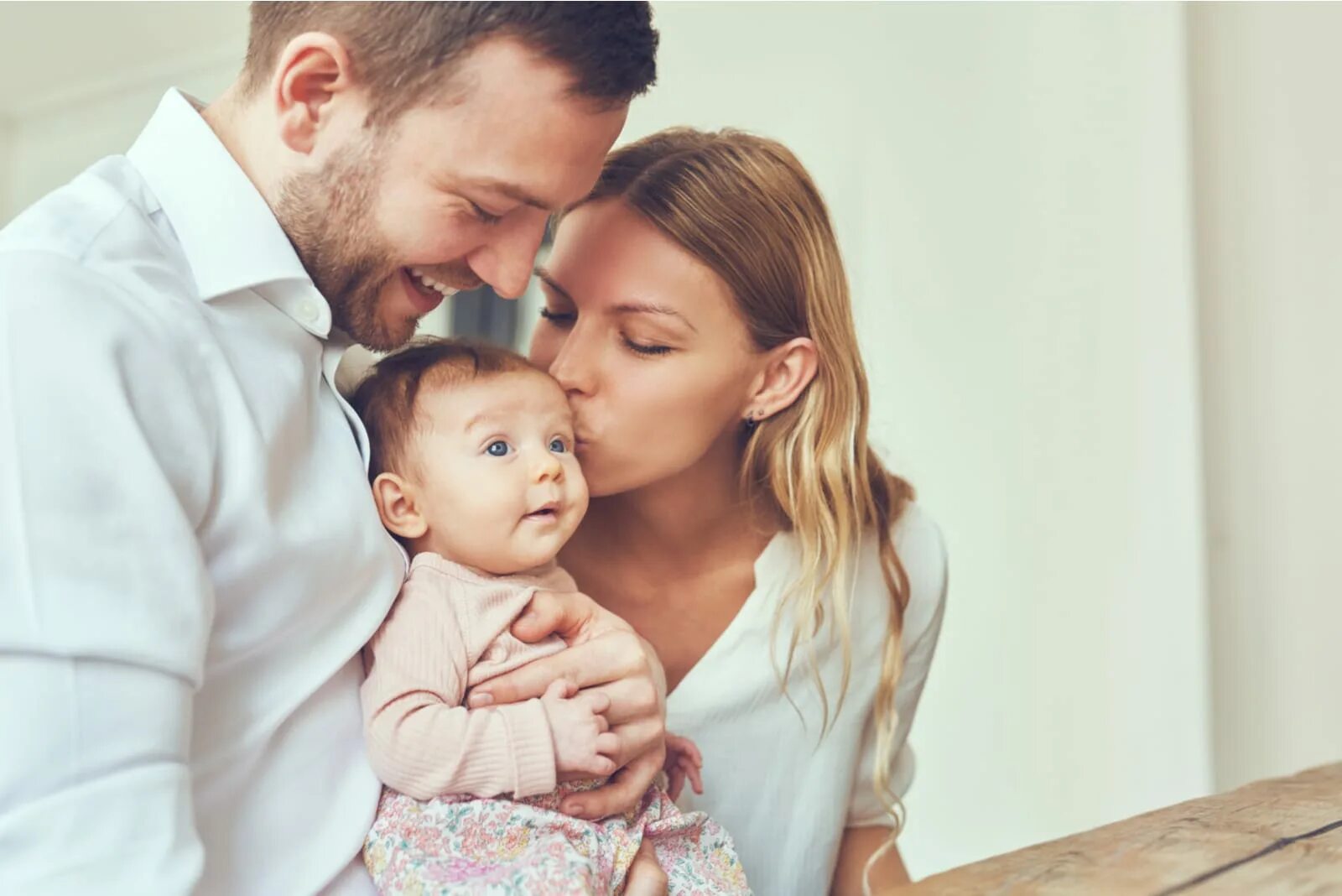 Mom and father. Ребенок в семье. Семья с младенцем. Родители с младенцем. Молодая семья с ребенком.