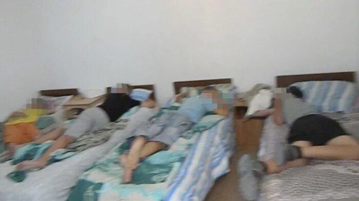 Вожатая спала. Девочки спят в пионерском лагере. Сон в садике. Новелла лагерь совёнок. Детский лагерь тихий час гимнастика.