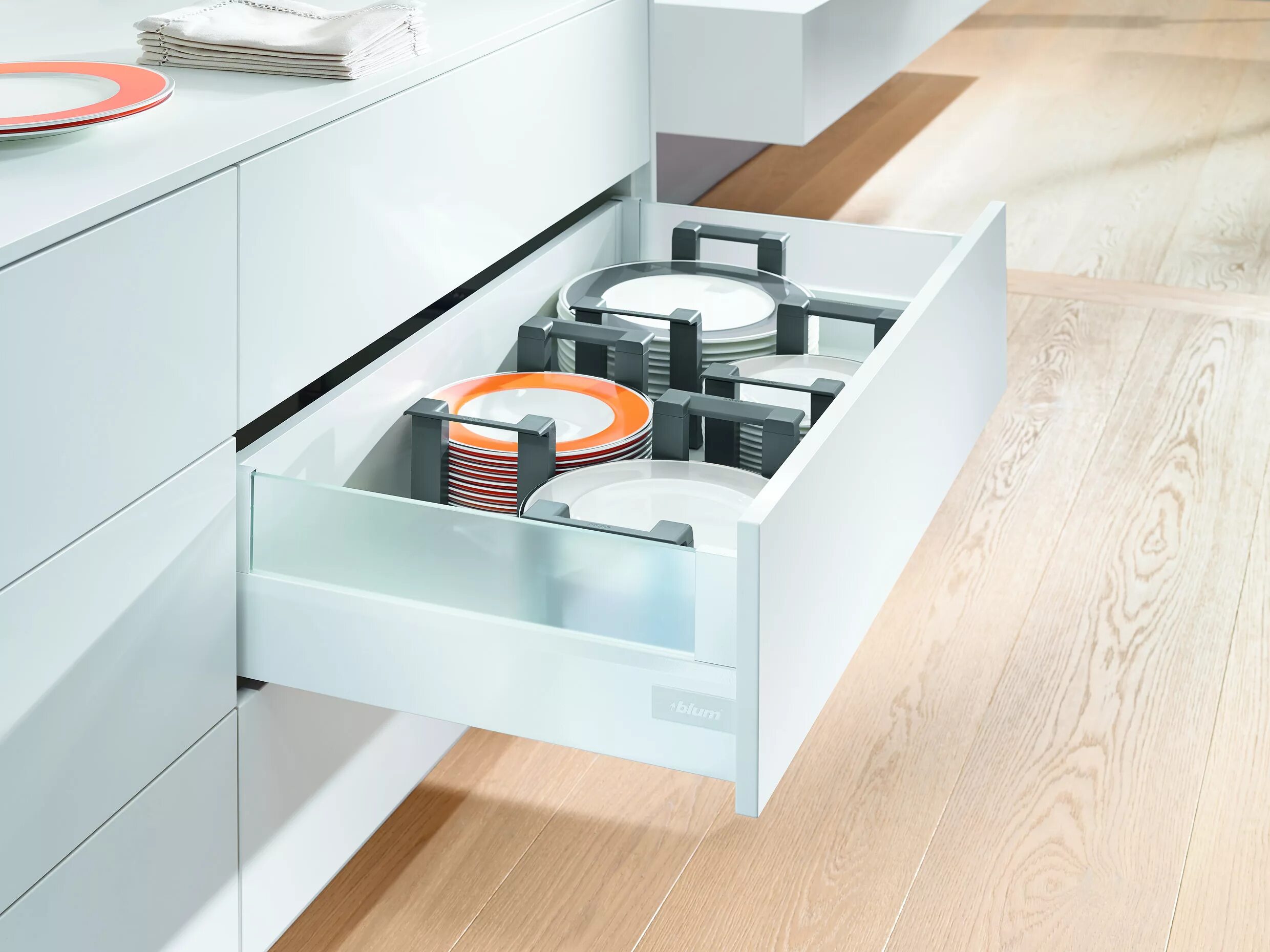 Тандембокс blum antaro. Ящик blum tandembox antaro под мойку 600мм. Ящики blum legrabox 500wh. Система blum для кухни. Выдвижные ящики blum tandembox механизм.